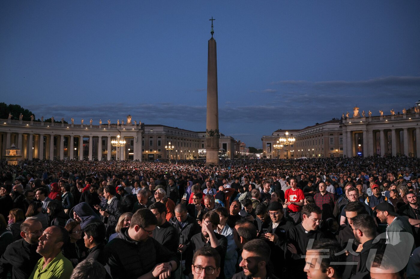 본문 이미지 - 새 교황을 선출하기 위한 콘클라베 첫날 7일&#40;현지시간&#41; 바티칸 성 베드로 광장에서 시민들이 시스티나 성당 굴뚝에서 연기가 피어오르기를 기다리고 있다. ⓒ 로이터=뉴스1