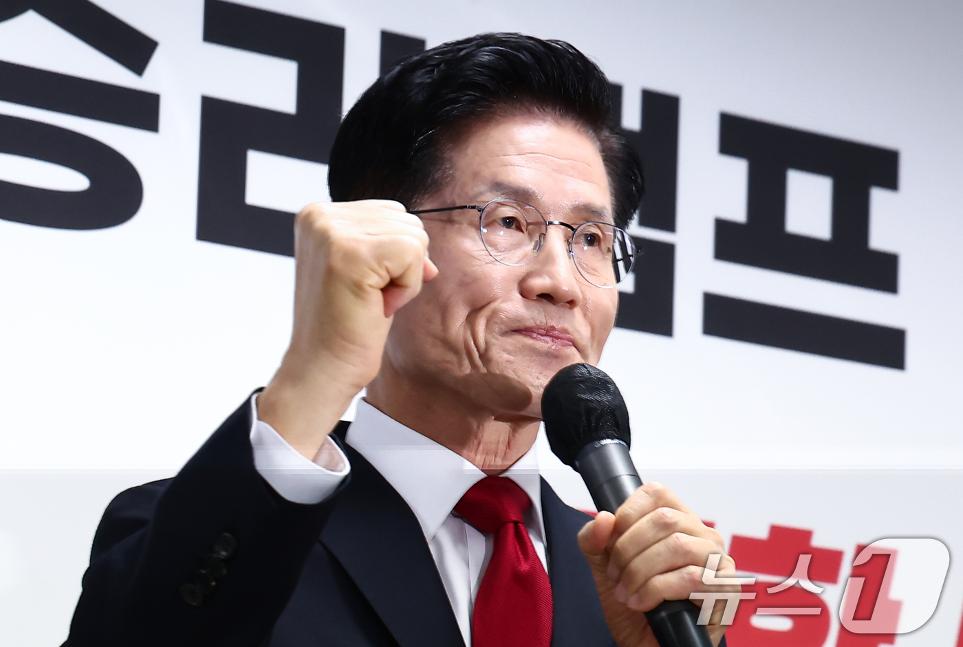(서울=뉴스1) 김민지 기자 = 김문수 국민의힘 대통령 후보가 8일 오전 서울 여의도 자신의 캠프 사무실에서 단일화 관련 긴급 기자회견을 하고 있다. 2025.5.8/뉴스1