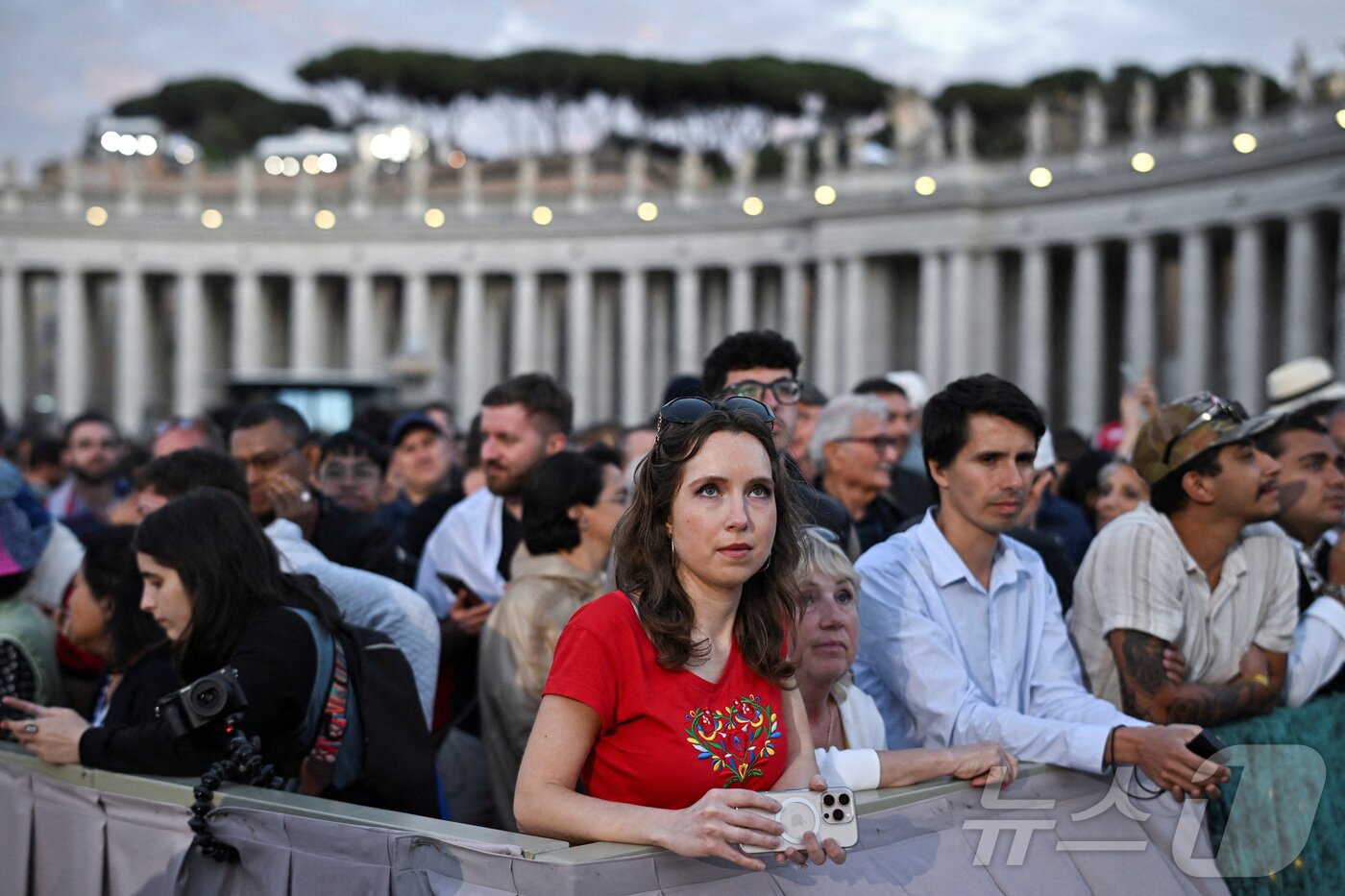 본문 이미지 - 새 교황을 선출하기 위한 콘클라베 첫날 7일&#40;현지시간&#41; 바티칸 성 베드로 광장에서 시민들이 시스티나 성당 굴뚝에서 연기가 피어오르기를 기다리고 있다. ⓒ 로이터=뉴스1