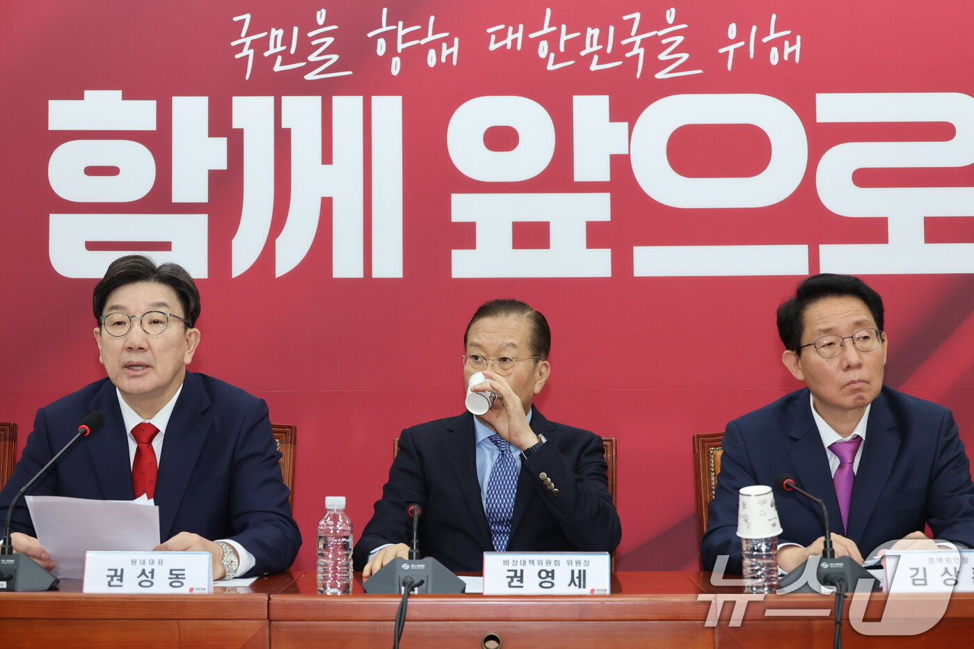본문 이미지 - 권성동 국민의힘 원내대표가 지난 5월 8일 오전 서울 여의도 국회에서 열린 비상대책위원회의에서 발언하고 있다. 왼쪽부터 권 원내대표, 권영세 비대위원장, 김상훈 정책위의장. 2025.5.8/뉴스1 ⓒ News1 안은나 기자