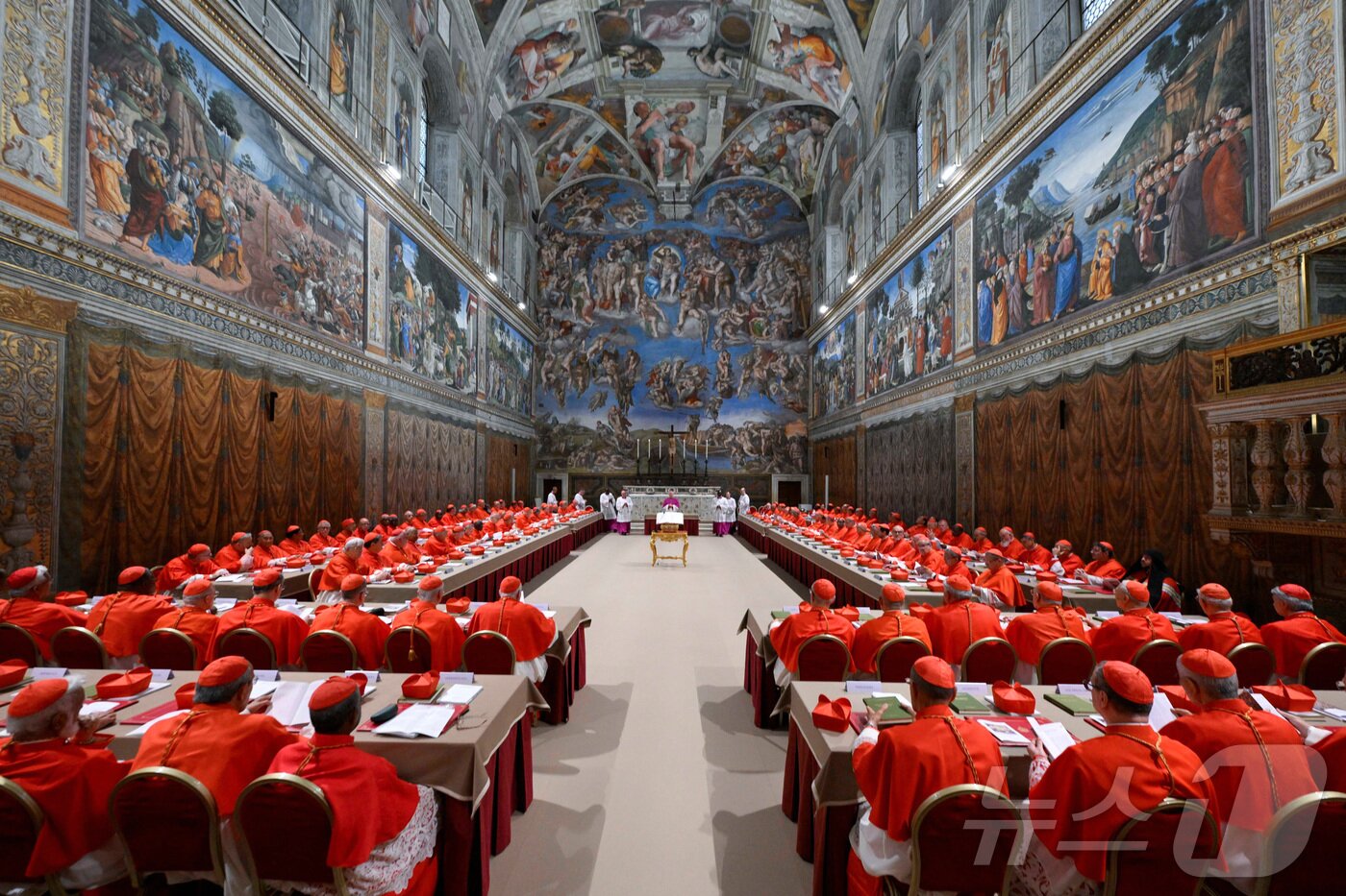 본문 이미지 - 새 교황을 선출하기 위한 콘클라베 첫날 7일&#40;현지시간&#41; 바티칸 시스티나 성당에서 추기경들이 기도를 하고 있다.ⓒ 로이터=뉴스1