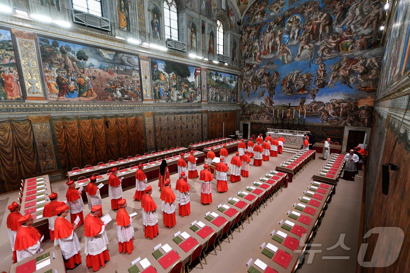 본문 이미지 - 새 교황을 선출하기 위한 콘클라베 첫날 7일&#40;현지시간&#41; 바티칸 시스티나 성당에서 추기경들이 기도를 하고 있다. ⓒ 로이터=뉴스1