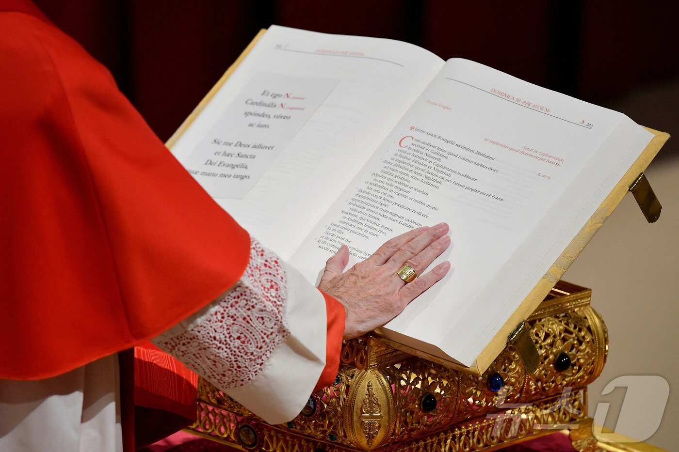 본문 이미지 - 새 교황을 선출하기 위한 콘클라베 첫날 7일&#40;현지시간&#41; 바티칸 시스티나 성당에서 추기경이 기도를 하고 있다. ⓒ 로이터=뉴스1