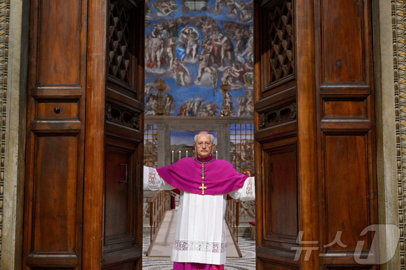 본문 이미지 - 새 교황을 선출하기 위한 콘클라베 첫날 7일&#40;현지시간&#41; 바티칸 시스티나 성당에서 디에고 조반니 라벨리 대주교가 성당의 문을 닫고 있다.ⓒ 로이터=뉴스1