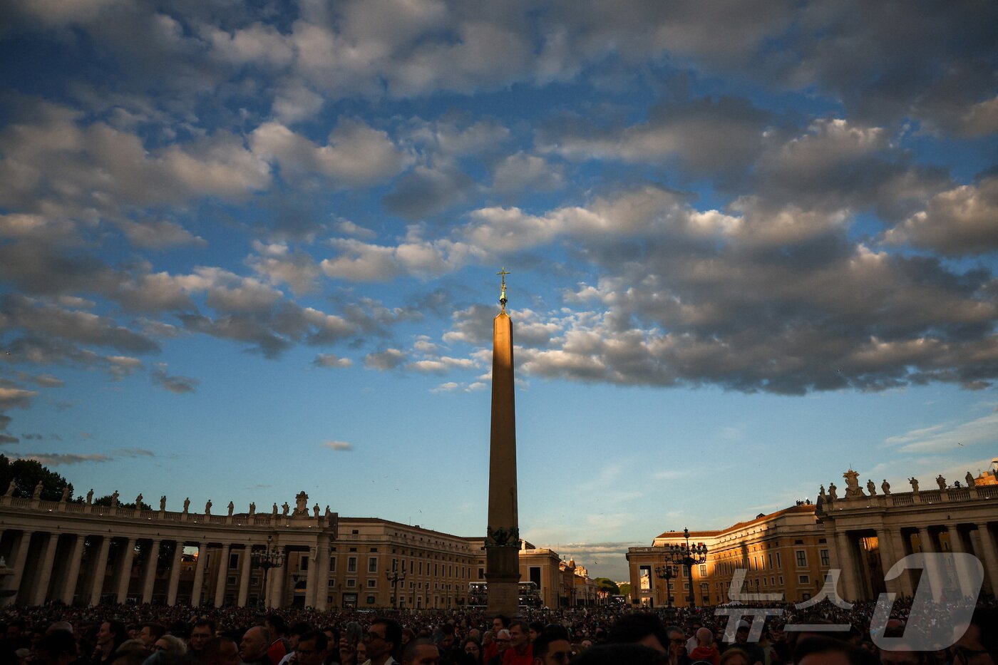 본문 이미지 - 새 교황을 선출하기 위한 콘클라베 첫날 7일&#40;현지시간&#41; 바티칸 성 베드로 광장에서 시민들이 시스티나 성당 굴뚝에서 연기가 피어오르기를 기다리고 있다.  ⓒ 로이터=뉴스1