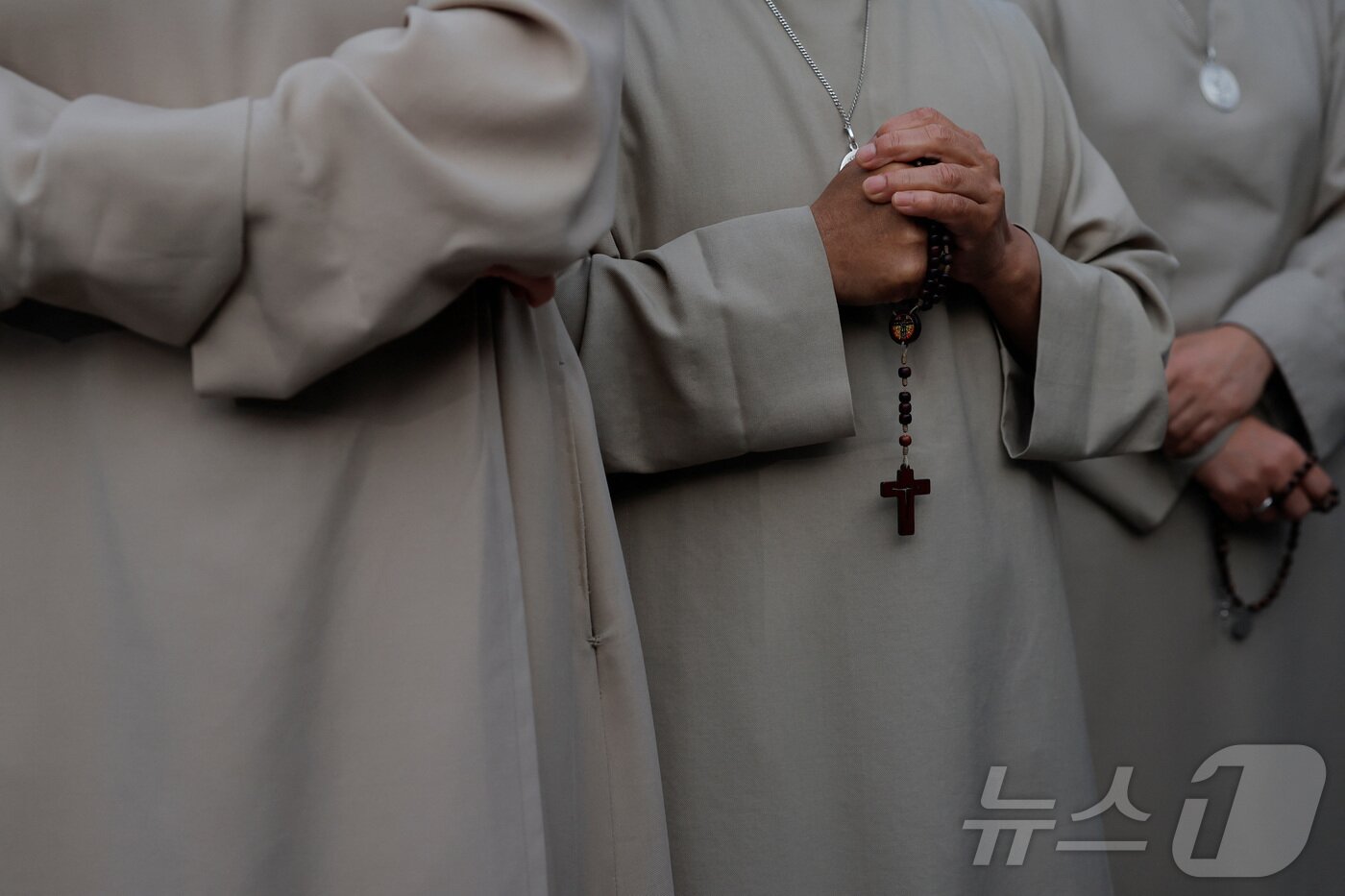 본문 이미지 - 새 교황을 선출하기 위한 콘클라베 첫날 7일&#40;현지시간&#41; 바티칸 성 베드로 광장에서 수녀들이 묵주기도를 하고 있다. ⓒ 로이터=뉴스1