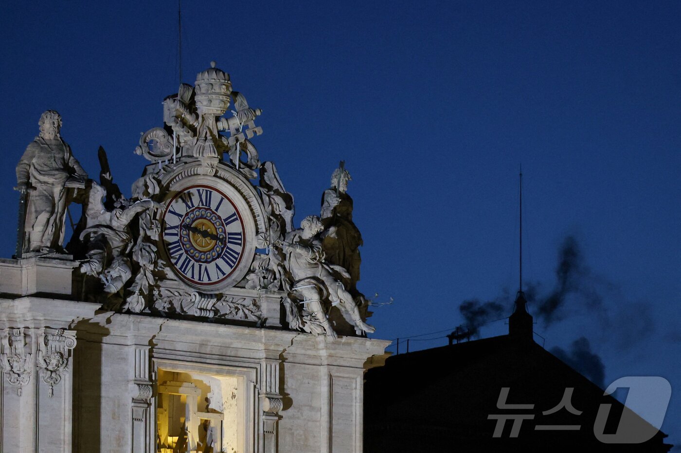 본문 이미지 - 7일&#40;현지시간&#41; 바티칸 시스티나 성당 굴뚝에서 검은 연기가 피어오르고 있다. ⓒ 로이터=뉴스1