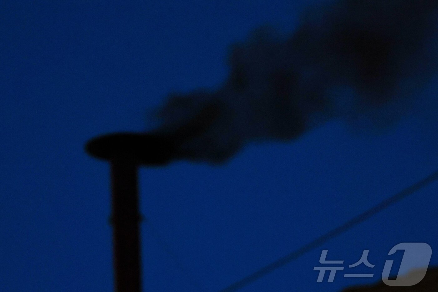 본문 이미지 - 7일&#40;현지시간&#41; 바티칸 시스티나 성당 굴뚝에서 검은 연기가 피어오르고 있다. ⓒ 로이터=뉴스1