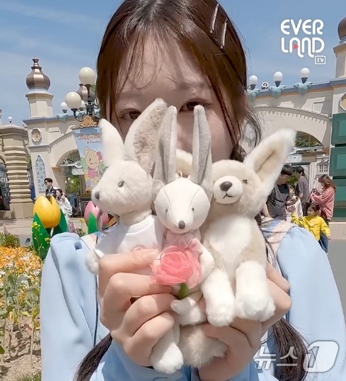 (서울=뉴스1) 이연주 기자 = 에버랜드는 오는 16일 개막을 앞둔 '에버랜드 로로티' 장미축제의 SNS 티저 콘텐츠들이 누적 조회수 300만뷰를 돌파하며 화제를 모으고 있다고 8 …