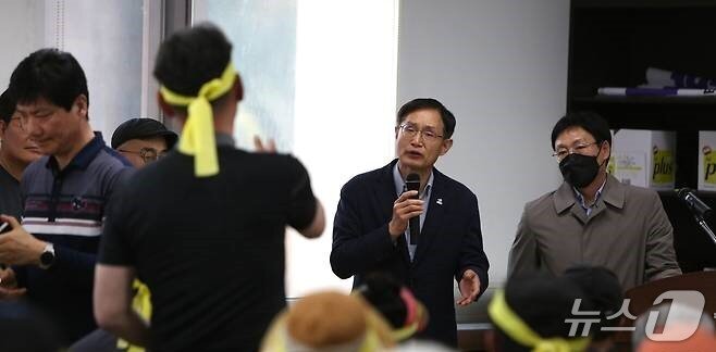 본문 이미지 -  제천시 봉양읍 한 주민이 &#39;태양광 폐패널 폐기물 종합재활용시설 주민설명회&#39;에서 거세게 항의하고 있다.2025.4.21./뉴스1 ⓒ News1 손도언 기자