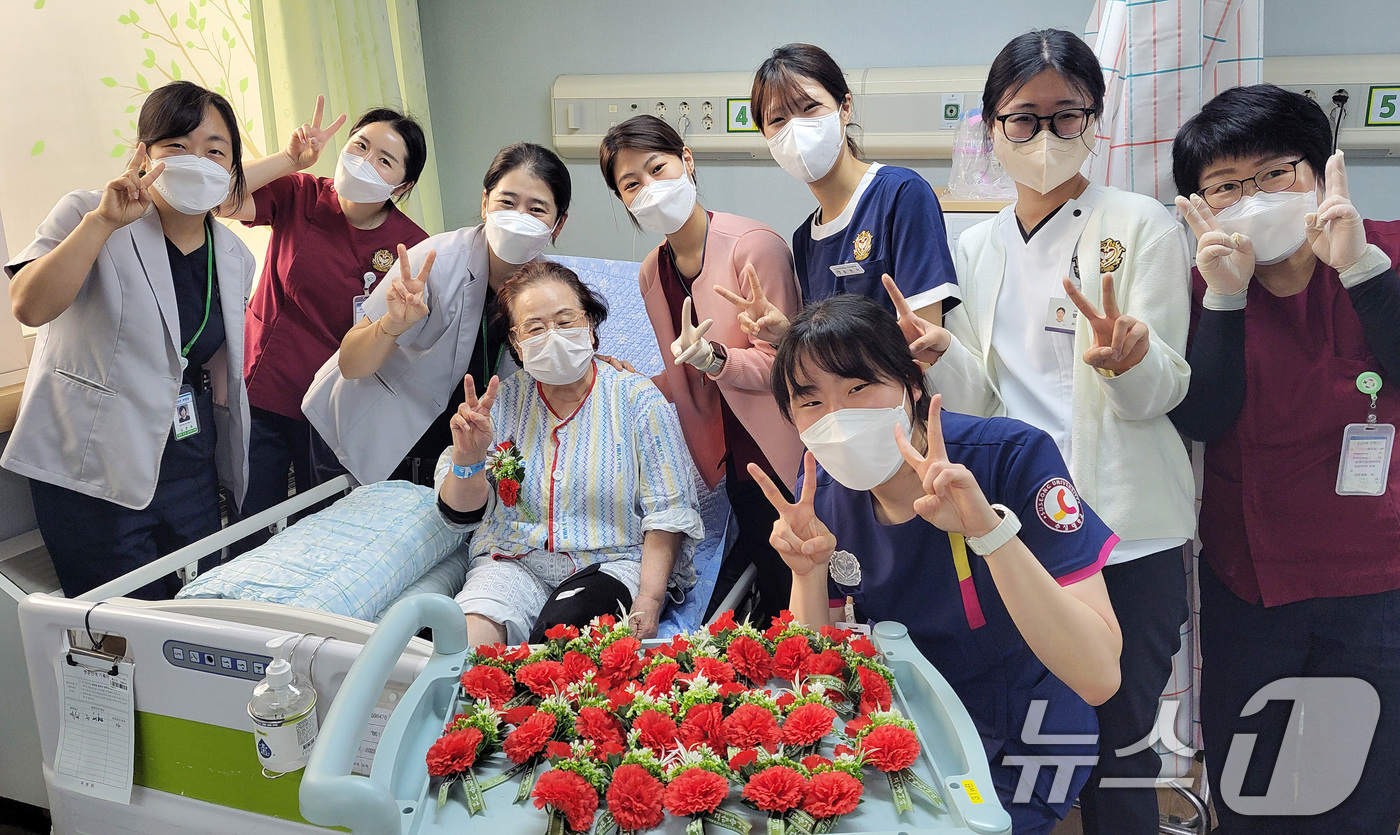 (대구=뉴스1) 공정식 기자 = 어버이날을 맞아 8일 오전 대구 중구 곽병원에서 의료진이 어르신병동에 입원 중인 환자에게 카네이션을 선물하고 있다. (곽병원 제공. 재판매 및 DB …