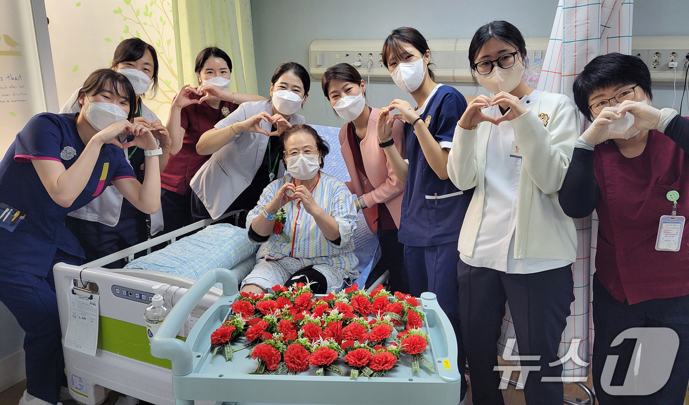 (대구=뉴스1) 공정식 기자 = 어버이날을 맞아 8일 오전 대구 중구 곽병원에서 의료진이 어르신병동에 입원 중인 환자에게 카네이션을 선물하고 있다. (곽병원 제공. 재판매 및 DB …
