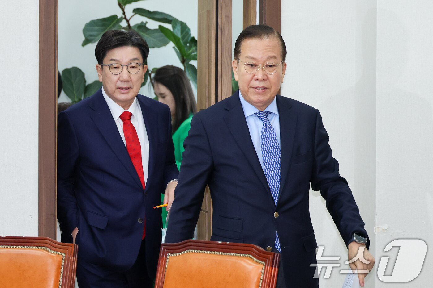 본문 이미지 - 권영세 국민의힘 비상대책위원장&#40;오른쪽&#41;과 권성동 원내대표가 8일 오전 서울 여의도 국회에서 열린 비상대책위원회의에 입장하고 있다. 2025.5.8/뉴스1 ⓒ News1 안은나 기자