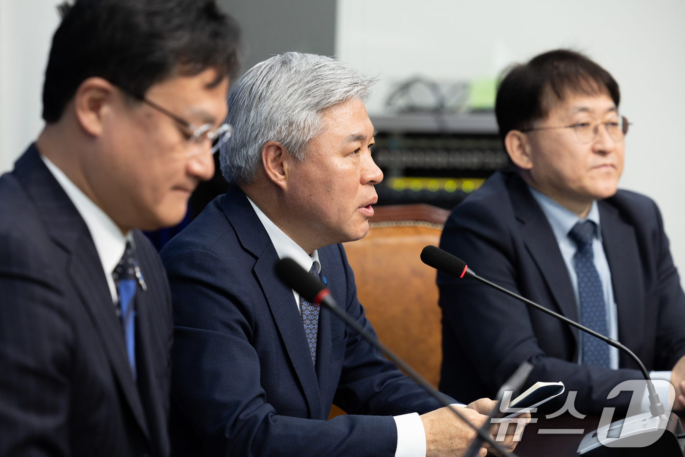 (서울=뉴스1) 이재명 기자 = 서왕진 조국혁신당 신임 원내대표가 8일 오전 서울 여의도 국회에서 열린 최고위원회의에서 발언을 하고 있다. 2025.5.8/뉴스1