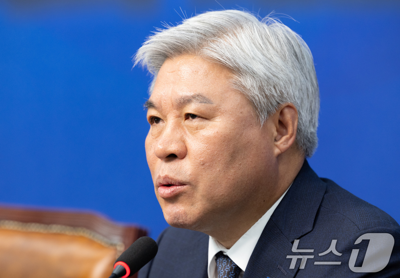 (서울=뉴스1) 이재명 기자 = 서왕진 조국혁신당 신임 원내대표가 8일 오전 서울 여의도 국회에서 열린 최고위원회의에서 발언을 하고 있다. 2025.5.8/뉴스1