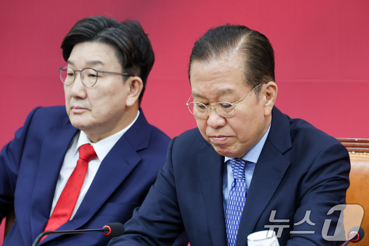 (서울=뉴스1) 안은나 기자 = 권영세 국민의힘 비상대책위원장(오른쪽)과 권성동 원내대표가 8일 오전 서울 여의도 국회에서 열린 비상대책위원회의에서 굳은 표정을 짓고 있다. 202 …