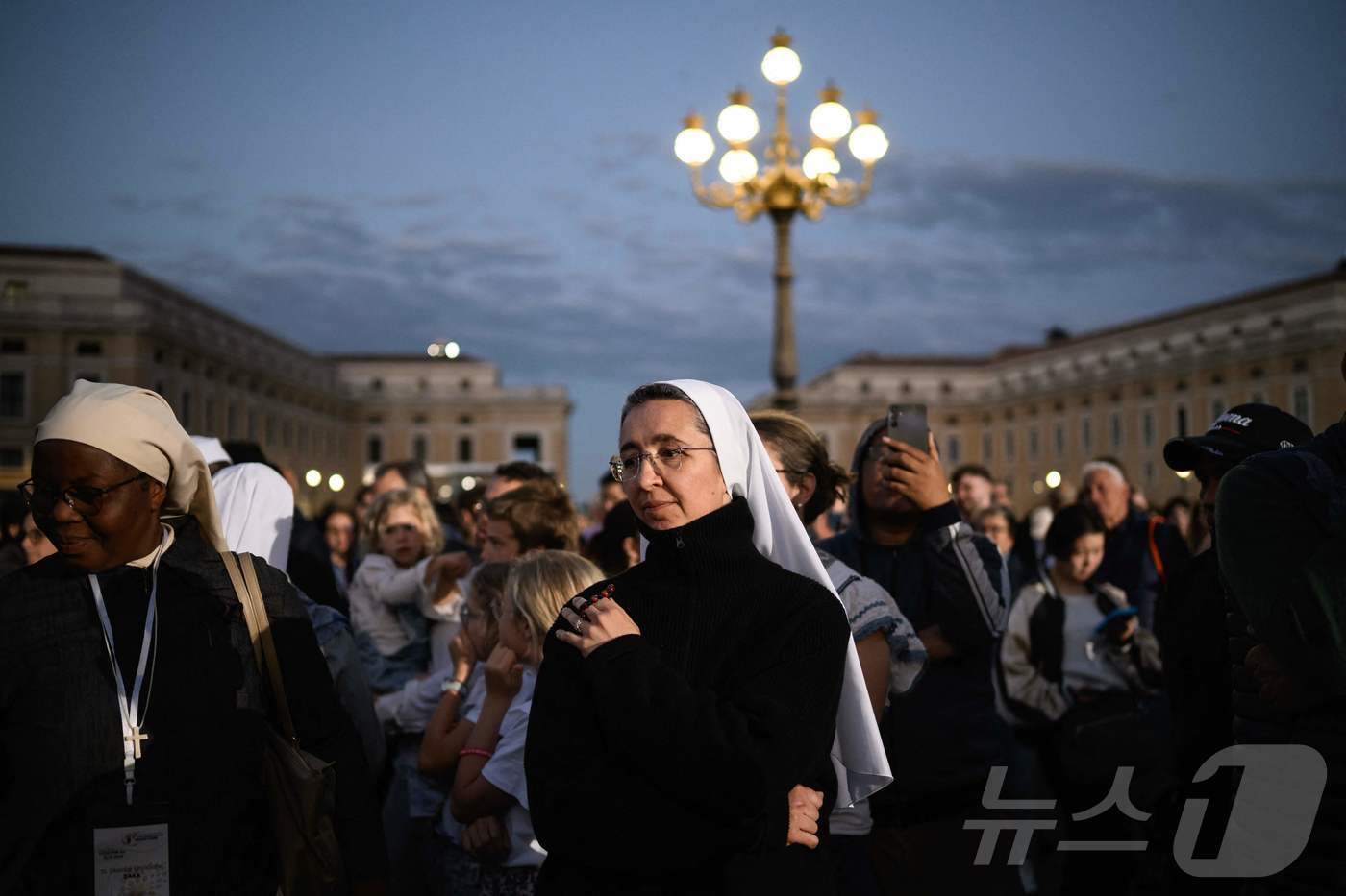 본문 이미지 - 새 교황을 선출하기 위한 콘클라베 첫날 7일&#40;현지시간&#41; 바티칸 성 베드로 광장에서 수녀를 비롯한 신자들이 시스티나 성당 굴뚝에서 연기가 피어오르기를 기다리고 있다.  ⓒ AFP=뉴스1