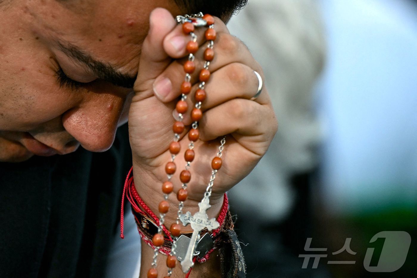 본문 이미지 - 새 교황을 선출하기 위한 콘클라베 첫날 7일&#40;현지시간&#41; 바티칸 성 베드로 광장에서 신자들이 묵주를 들고 기도를 하고 있다. ⓒ AFP=뉴스1