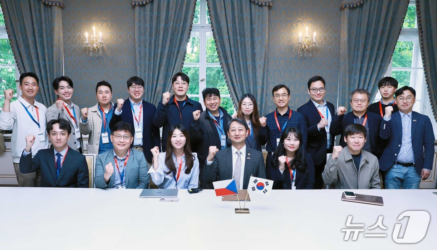 본문 이미지 - 안덕근 산업통상자원부 장관이 7일(현지시간) 체코에서 기자단에 두코바니 신규원전 계약 체결에 대해 브리핑하고 있다. (산업부 제공) ⓒ 뉴스1