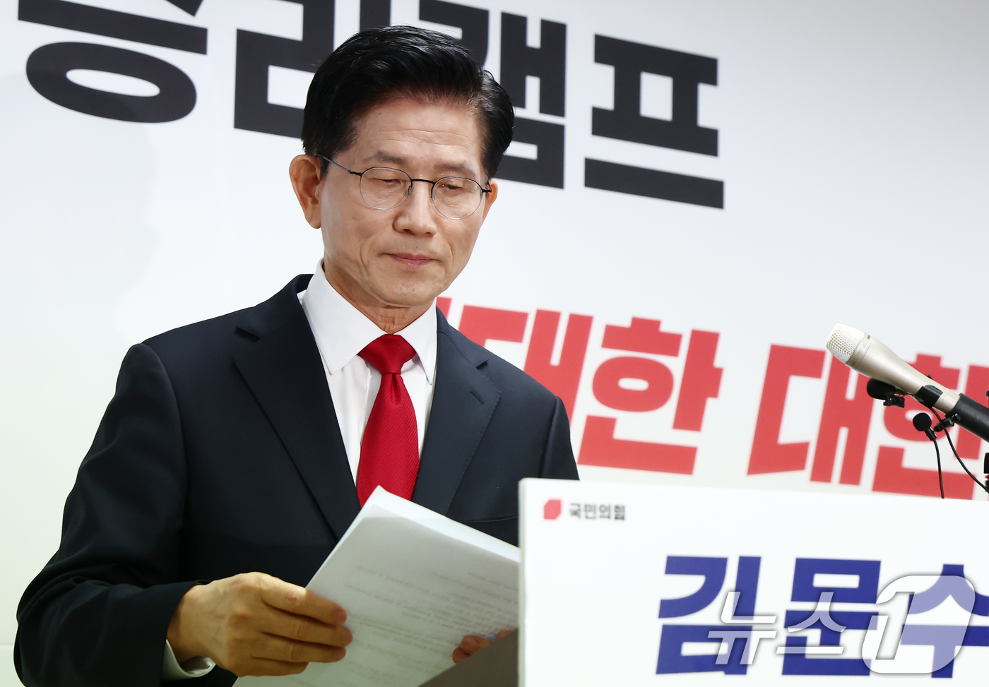 (서울=뉴스1) 김민지 기자 = 김문수 국민의힘 대통령 후보가 8일 오전 서울 여의도 자신의 캠프 사무실에서 단일화 관련 긴급 기자회견을 마치고 이동하고 있다. 2025.5.8/뉴 …