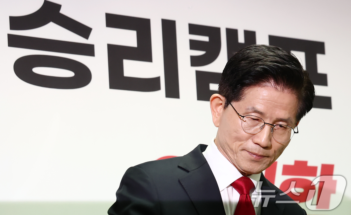 (서울=뉴스1) 김민지 기자 = 김문수 국민의힘 대통령 후보가 8일 오전 서울 여의도 자신의 캠프 사무실에서 단일화 관련 긴급 기자회견을 마치고 이동하고 있다. 2025.5.8/뉴 …