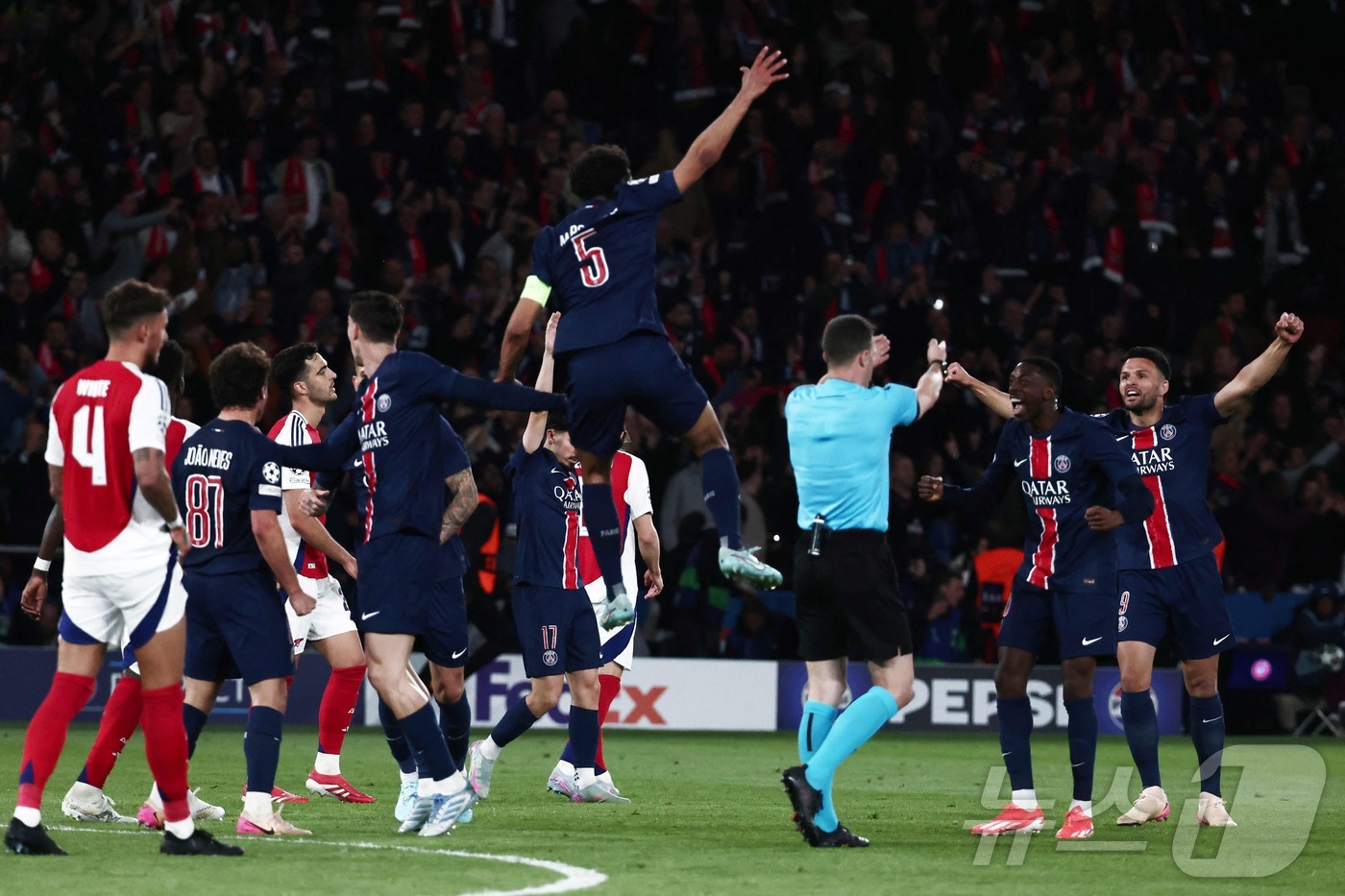 (파리 AFP=뉴스1) 우동명 기자 = PSG 선수들이 7일(현지시간) 파리의 파르크 데 프랭스에서 열린 UEFA 챔피언스리그(UCL) 준결승서 아스널을 꺾고 5년 만에 결승 진출 …