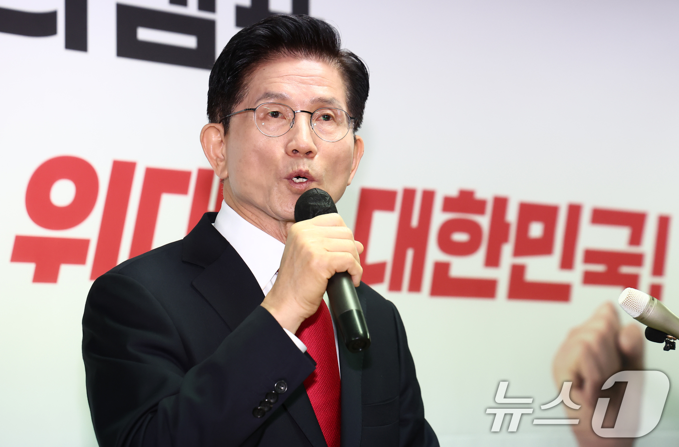 (서울=뉴스1) 김민지 기자 = 김문수 국민의힘 대통령 후보가 8일 오전 서울 여의도 자신의 캠프 사무실에서 단일화 관련 긴급 기자회견을 하고 있다. 2025.5.8/뉴스1