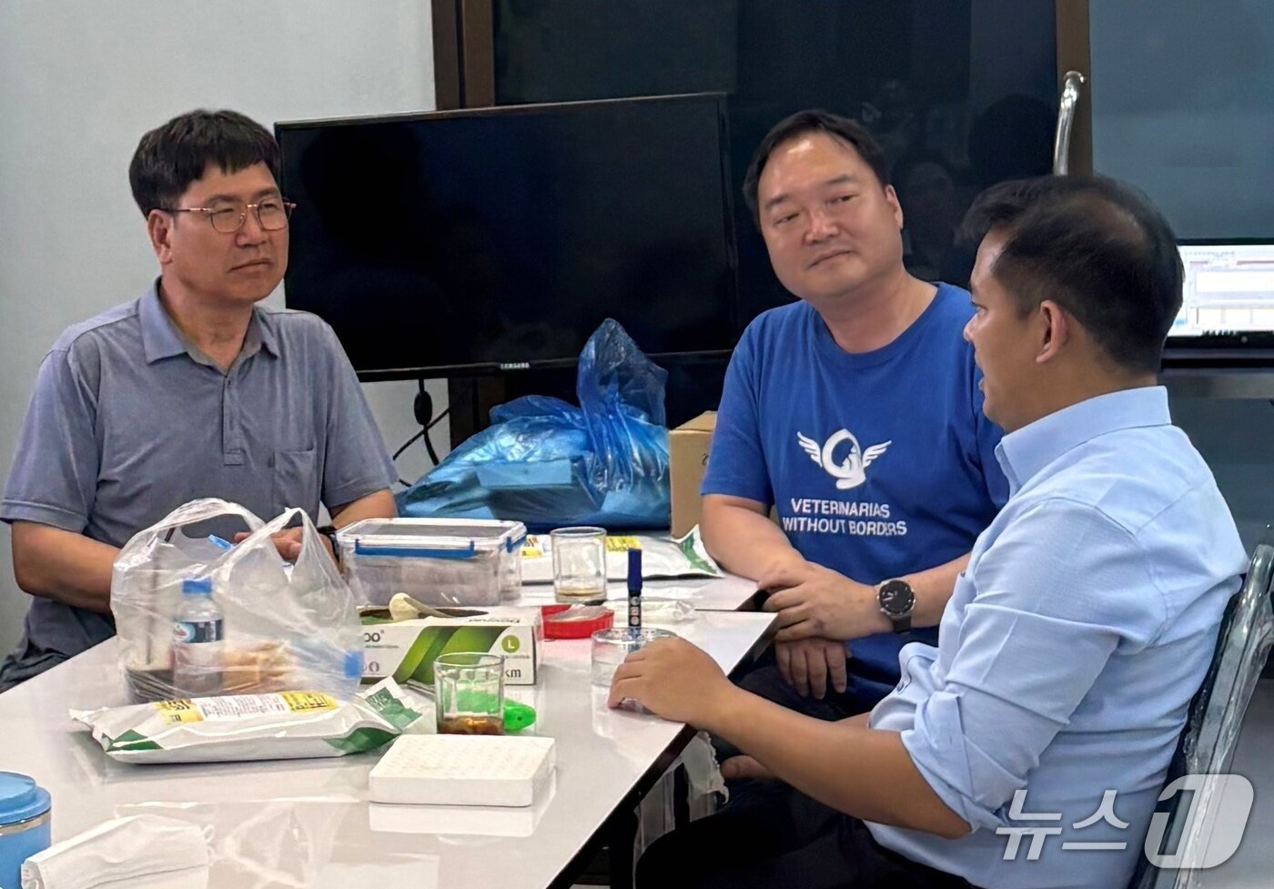 본문 이미지 - 박용승 국경없는 수의사회 라오스지부장(왼쪽 두 번째)이 라오스 대학 관계자와 대화하고 있다(수의사회 제공). ⓒ 뉴스1