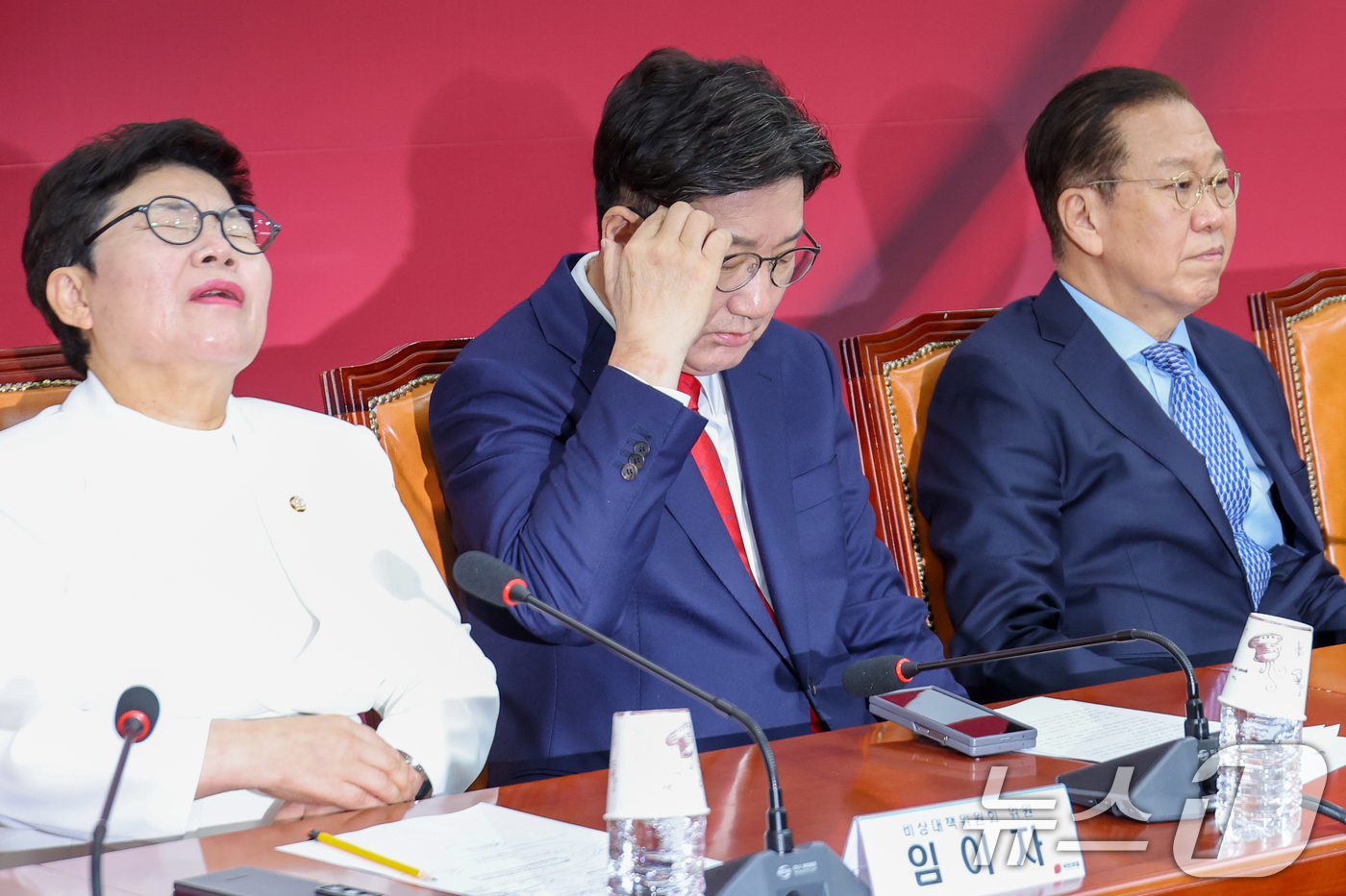 (서울=뉴스1) 안은나 기자 = 국민의힘 임이자 비대위원(왼쪽부터), 권성동 원내대표, 권영세 비상대책위원장이 8일 오전 서울 여의도 국회에서 열린 비상대책위원회의에서 생각에 잠겨 …