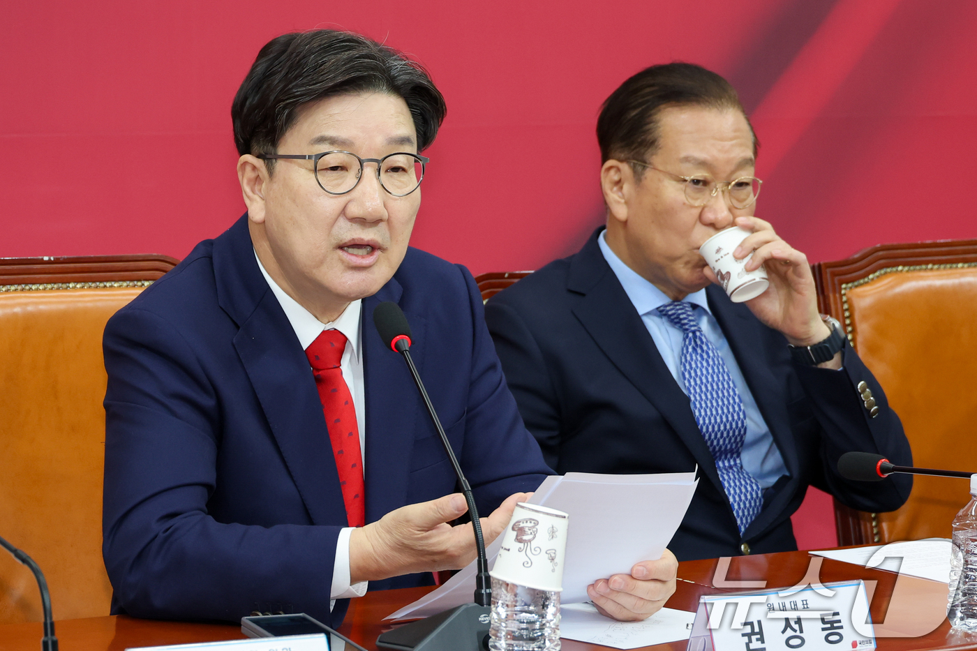 (서울=뉴스1) 안은나 기자 = 권성동 국민의힘 원내대표가 8일 오전 서울 여의도 국회에서 열린 비상대책위원회의에서 발언하고 있다. 오른쪽은 권영세 비대위원장. 2025.5.8/뉴 …