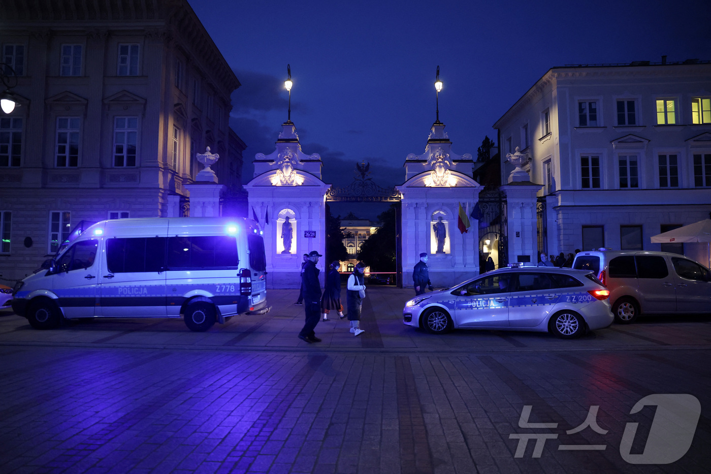 (바르샤바 로이터=뉴스1) 김예슬 기자 = 폴란드 바르샤바 대학교에서 한 남성이 도끼로 사람들을 공격해 1명이 사망했다. 25.05.07ⓒ 로이터=뉴스1