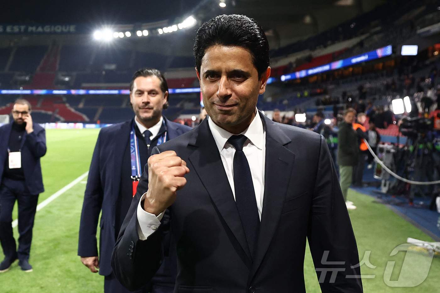 (파리 AFP=뉴스1) 우동명 기자 = 나세르 알 켈라이피 PSG 회장이 7일(현지시간) 파리의 파르크 데 프랭스에서 열린 UEFA 챔피언스리그(UCL) 준결승서 아스널을 꺾고 5 …