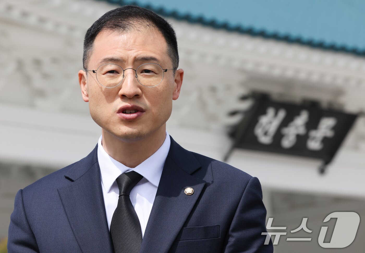 본문 이미지 - 탈당 압박을 받아온 김상욱 국민의힘 의원이 8일 서울 동작구 현충원을 참배한 뒤 거취에 대한 입장을 밝히고 있다. 2025.5.8/뉴스1 ⓒ News1 허경 기자