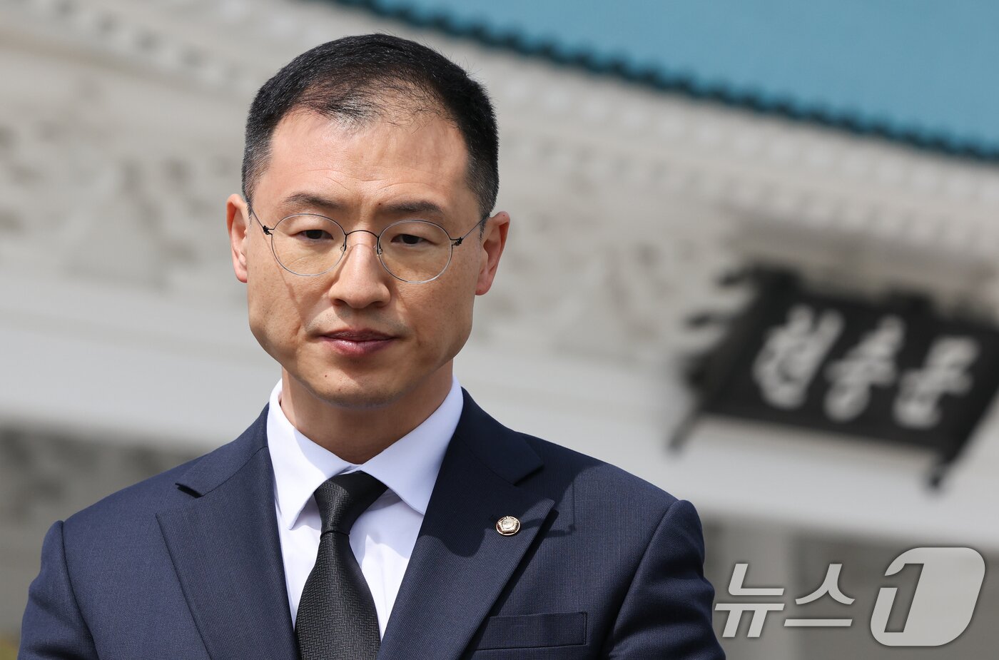 본문 이미지 - 탈당 압박을 받아온 김상욱 국민의힘 의원이 8일 서울 동작구 현충원을 참배한 뒤 거취에 대한 입장을 밝히고 있다. 2025.5.8/뉴스1 ⓒ News1 허경 기자