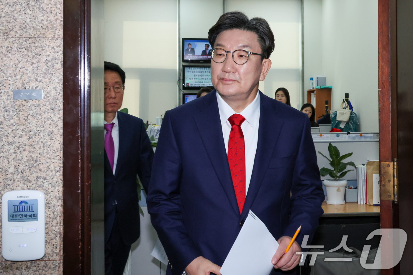 (서울=뉴스1) 안은나 기자 = 권성동 국민의힘 원내대표가 8일 오전 서울 여의도 국회 원내대표실에서 김문수 대통령 후보 기자회견을 시청한 뒤 비대위원회의로 향하고 있다. 김 후보 …