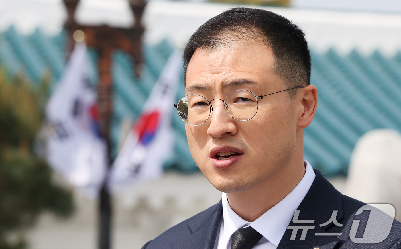 (서울=뉴스1) 허경 기자 = 탈당 압박을 받아온 김상욱 국민의힘 의원이 8일 서울 동작구 현충원을 참배한 뒤 거취에 대한 입장을 밝히고 있다. 2025.5.8/뉴스1