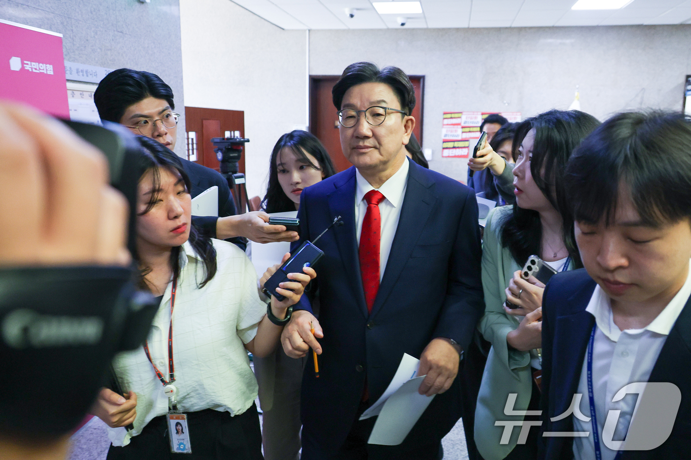 (서울=뉴스1) 안은나 기자 = 권성동 국민의힘 원내대표가 8일 오전 서울 여의도 국회 원내대표실에서 김문수 대통령 후보 기자회견을 시청한 뒤 비대위원회의로 향하고 있다. 김 후보 …