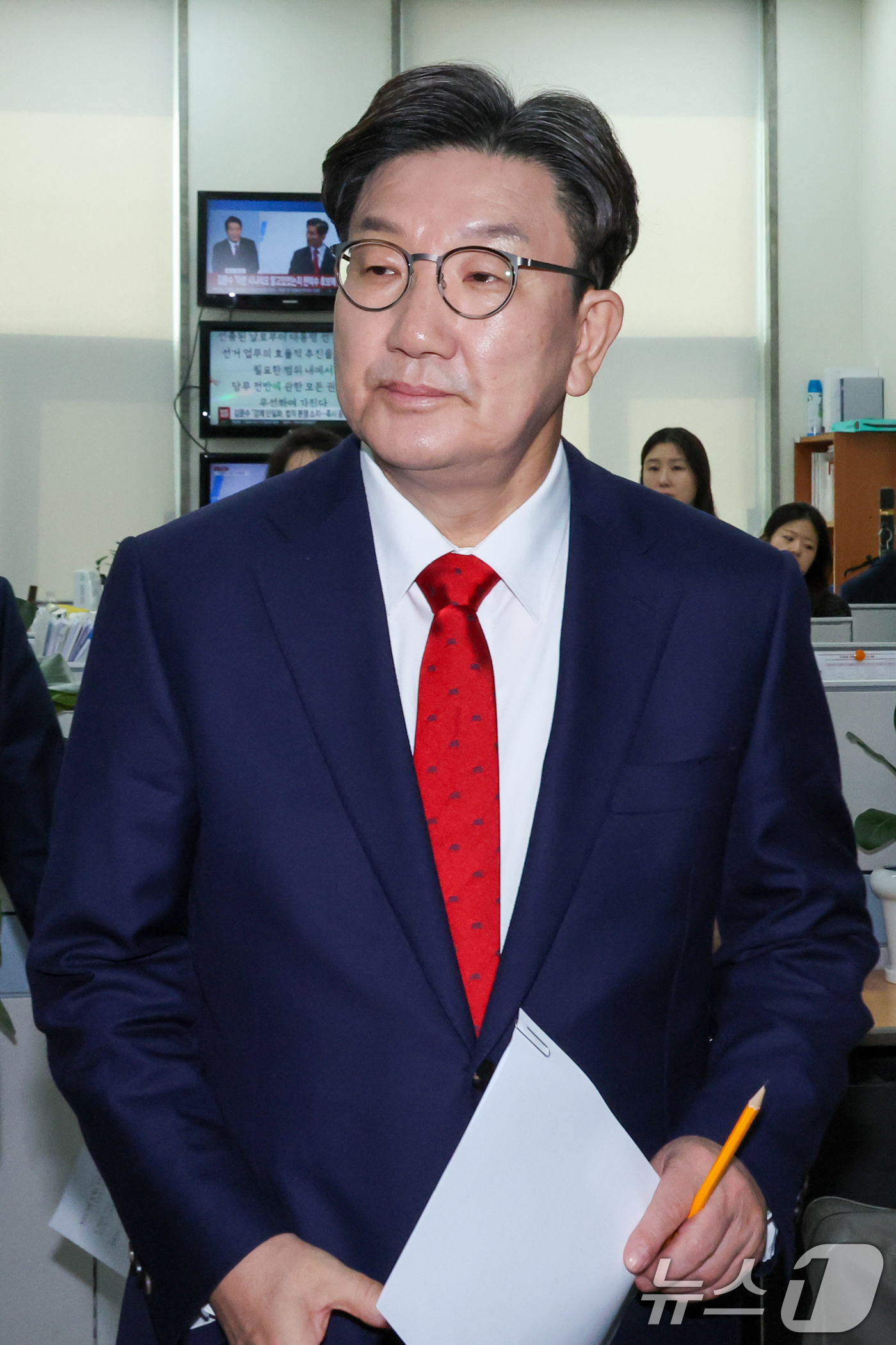 (서울=뉴스1) 안은나 기자 = 권성동 국민의힘 원내대표가 8일 오전 서울 여의도 국회 원내대표실에서 김문수 대통령 후보 기자회견을 시청한 뒤 비대위원회의로 향하고 있다. 김 후보 …