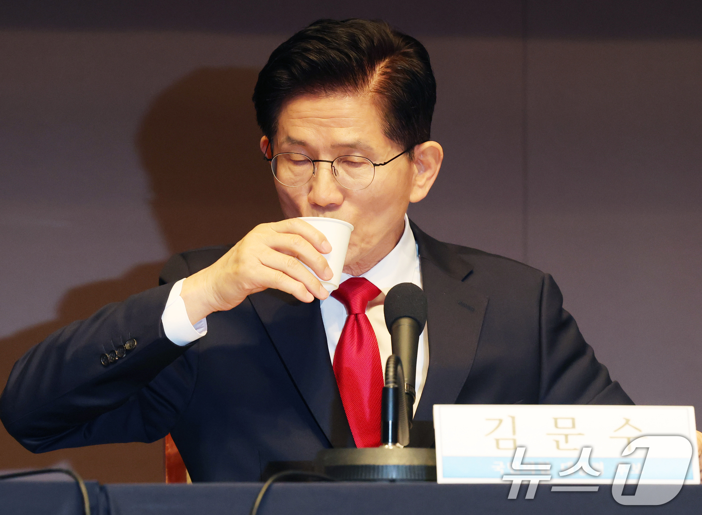 (서울=뉴스1) 박세연 기자 = 김문수 국민의힘 대선 후보가 8일 서울 중구 프레스센터에서 열린 관훈클럽 토론에서 물을 마시고 있다. 2025.5.8/뉴스1