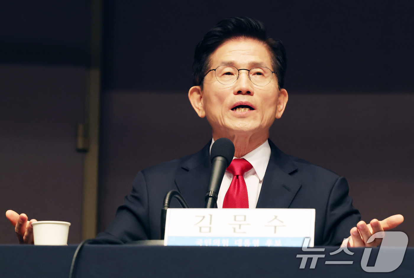 (서울=뉴스1) 박세연 기자 = 김문수 국민의힘 대선 후보가 8일 서울 중구 프레스센터에서 열린 관훈클럽 토론에서 발언을 하고 있다. 2025.5.8/뉴스1