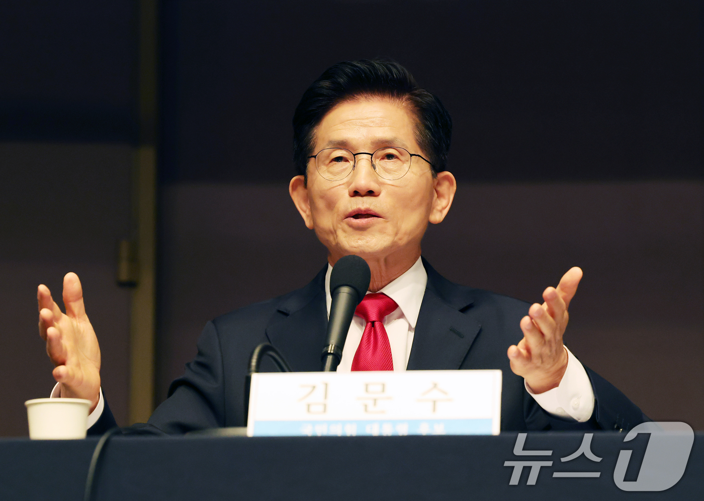 (서울=뉴스1) 박세연 기자 = 김문수 국민의힘 대선 후보가 8일 서울 중구 프레스센터에서 열린 관훈클럽 토론에서 발언을 하고 있다. 2025.5.8/뉴스1