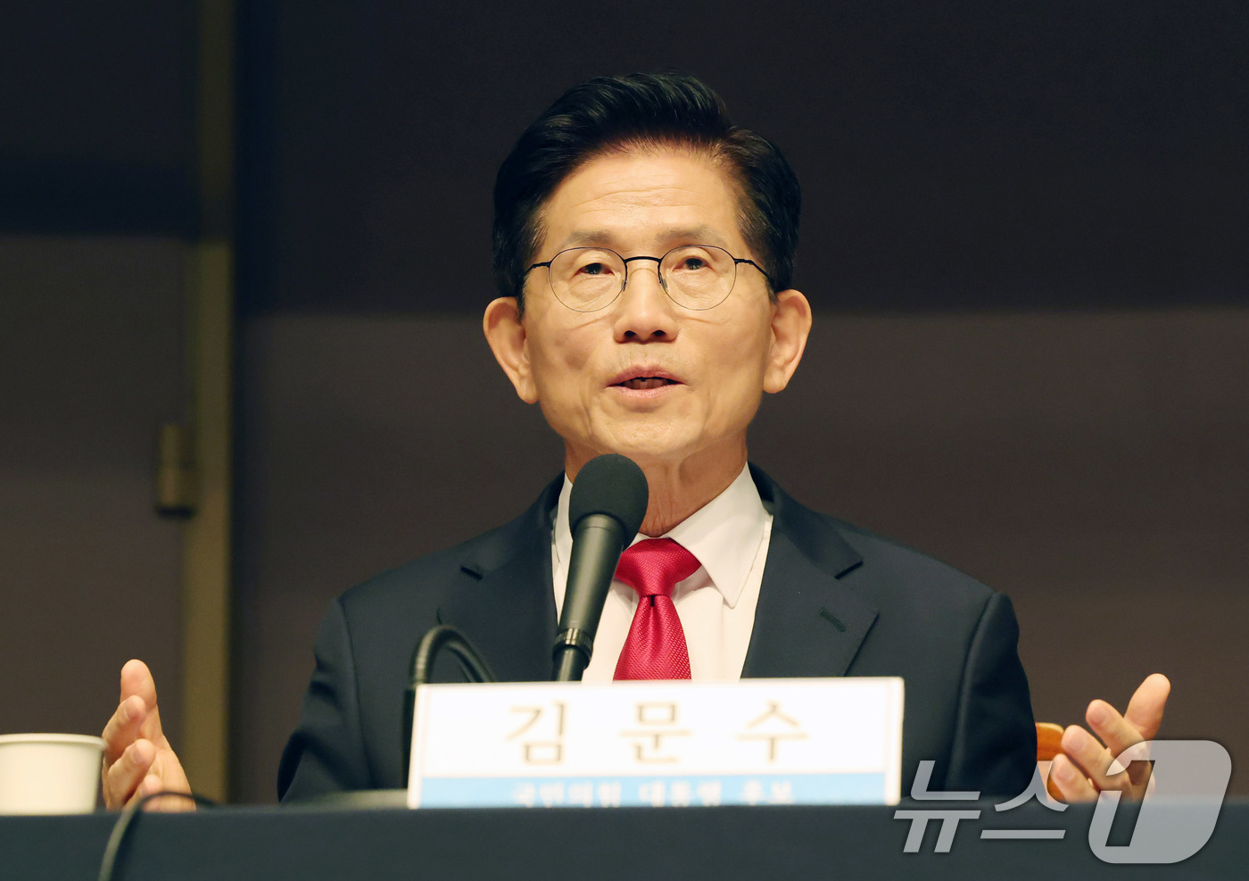 (서울=뉴스1) 박세연 기자 = 김문수 국민의힘 대선 후보가 8일 서울 중구 프레스센터에서 열린 관훈클럽 토론에 참석해 단일화 관련 질의에 답하고 있다.  2025.5.8/뉴스1