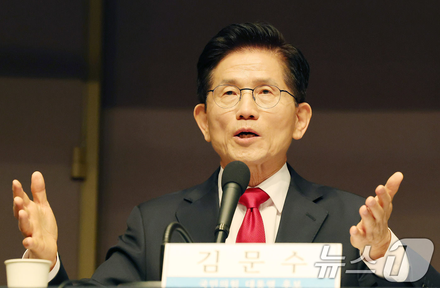 (서울=뉴스1) 박세연 기자 = 김문수 국민의힘 대선 후보가 8일 서울 중구 프레스센터에서 열린 관훈클럽 토론에 참석해 단일화 관련 질의에 답하고 있다.  2025.5.8/뉴스1