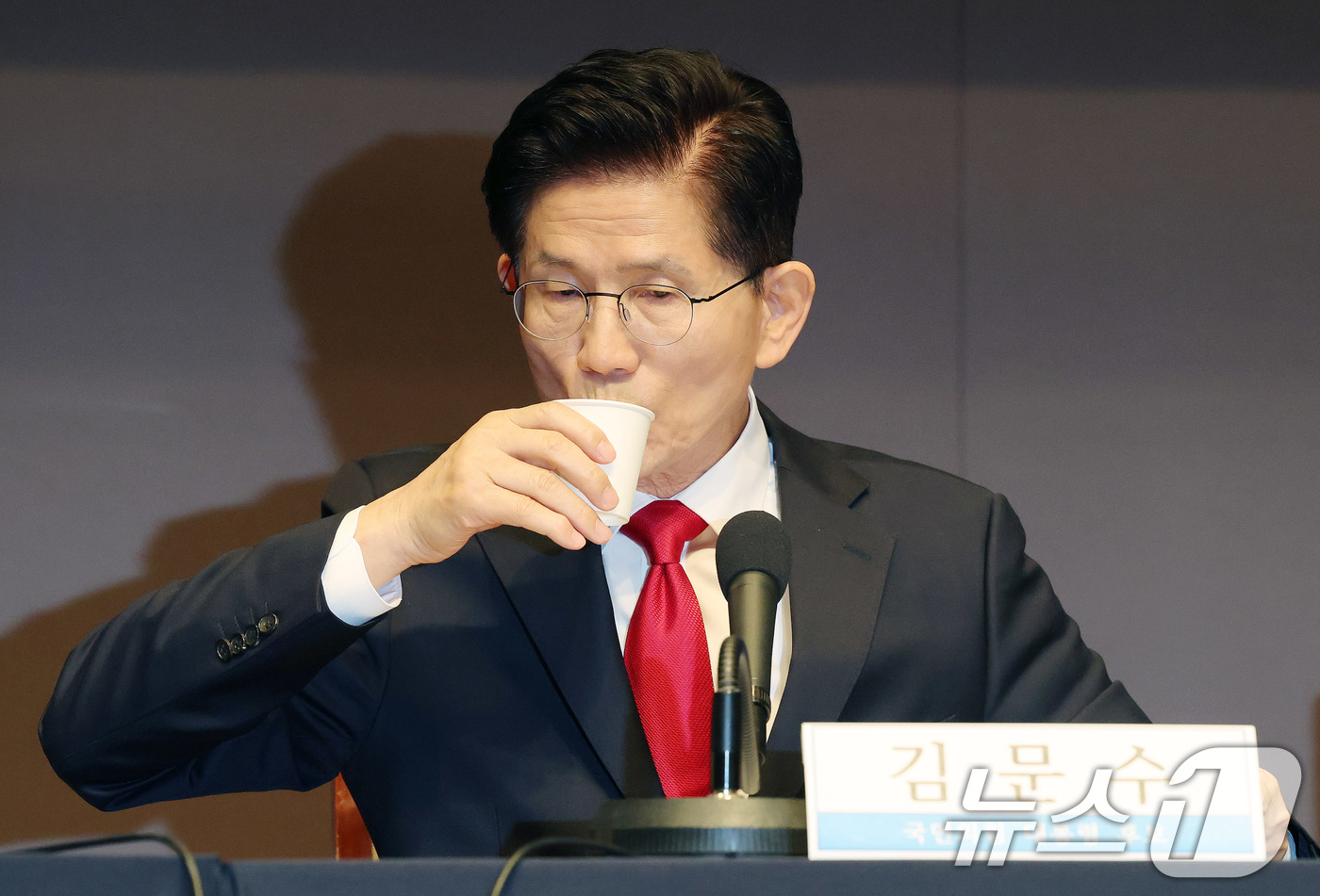 (서울=뉴스1) 박세연 기자 = 김문수 국민의힘 대선 후보가 8일 서울 중구 프레스센터에서 열린 관훈클럽 토론에 참석해 기조연설 전 물을 마시고 있다.  2025.5.8/뉴스1