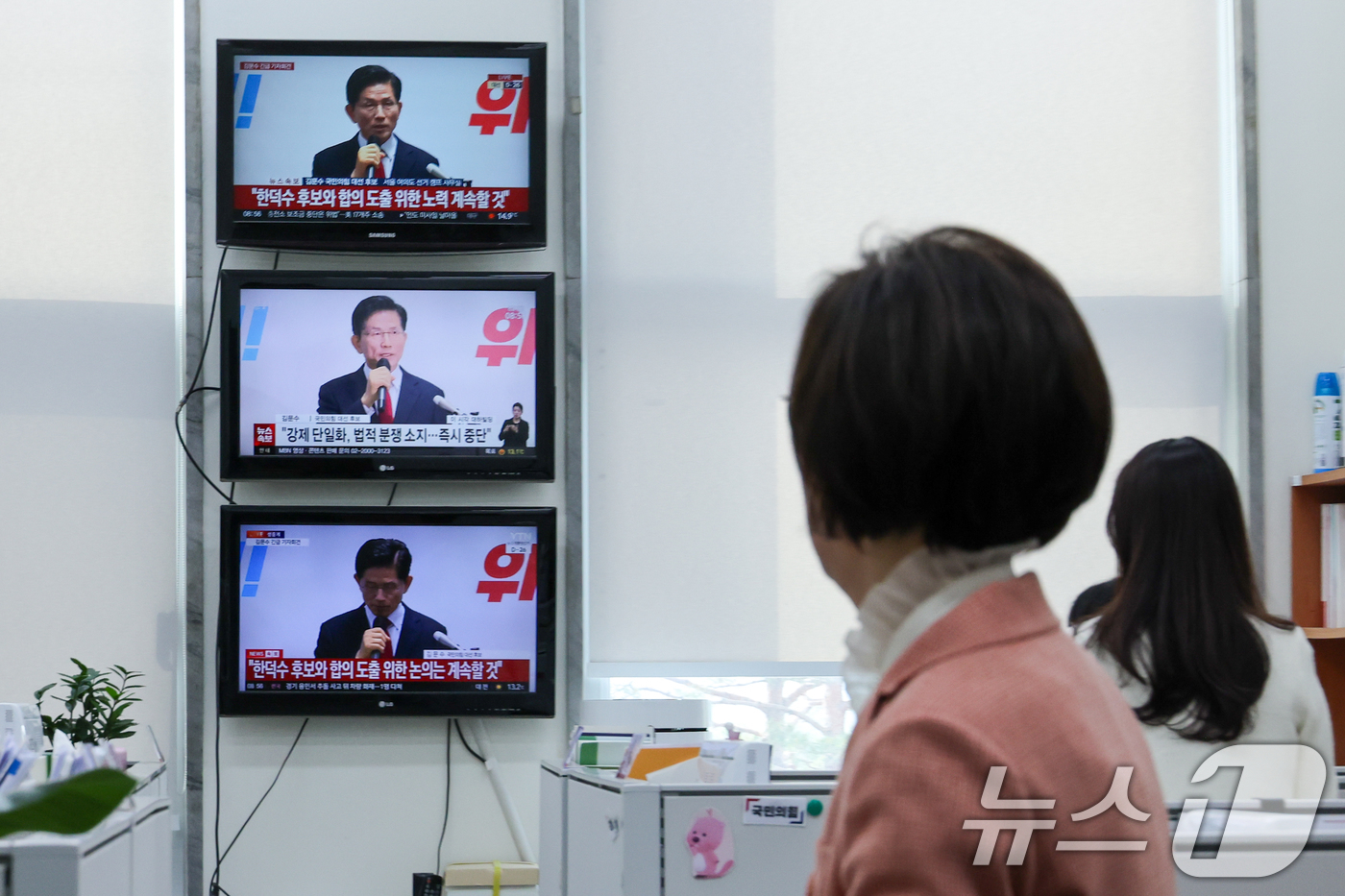 (서울=뉴스1) 안은나 기자 = 8일 오전 서울 여의도 국회 국민의힘 원내대표 비서실에 김문수 대통령 후보 긴급 기자회견 생중계 화면이 나오고 있다. 김 후보는 당 지도부를 겨냥해 …