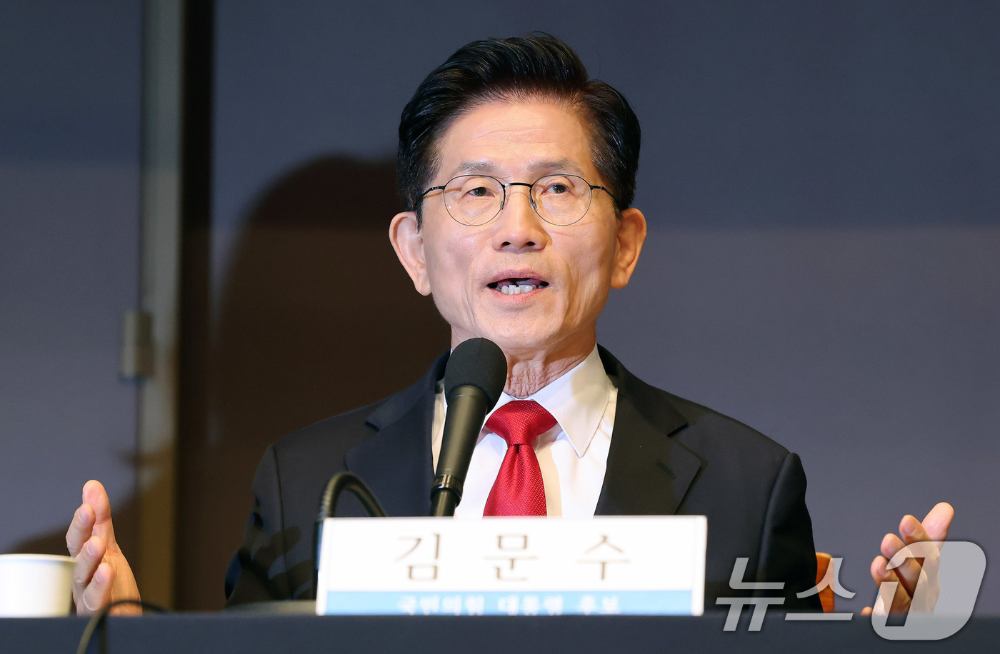 (서울=뉴스1) 박세연 기자 = 김문수 국민의힘 대선 후보가 8일 서울 중구 프레스센터에서 열린 관훈클럽 토론에 참석해 단일화 관련 질의에 답하고 있다.  2025.5.8/뉴스1