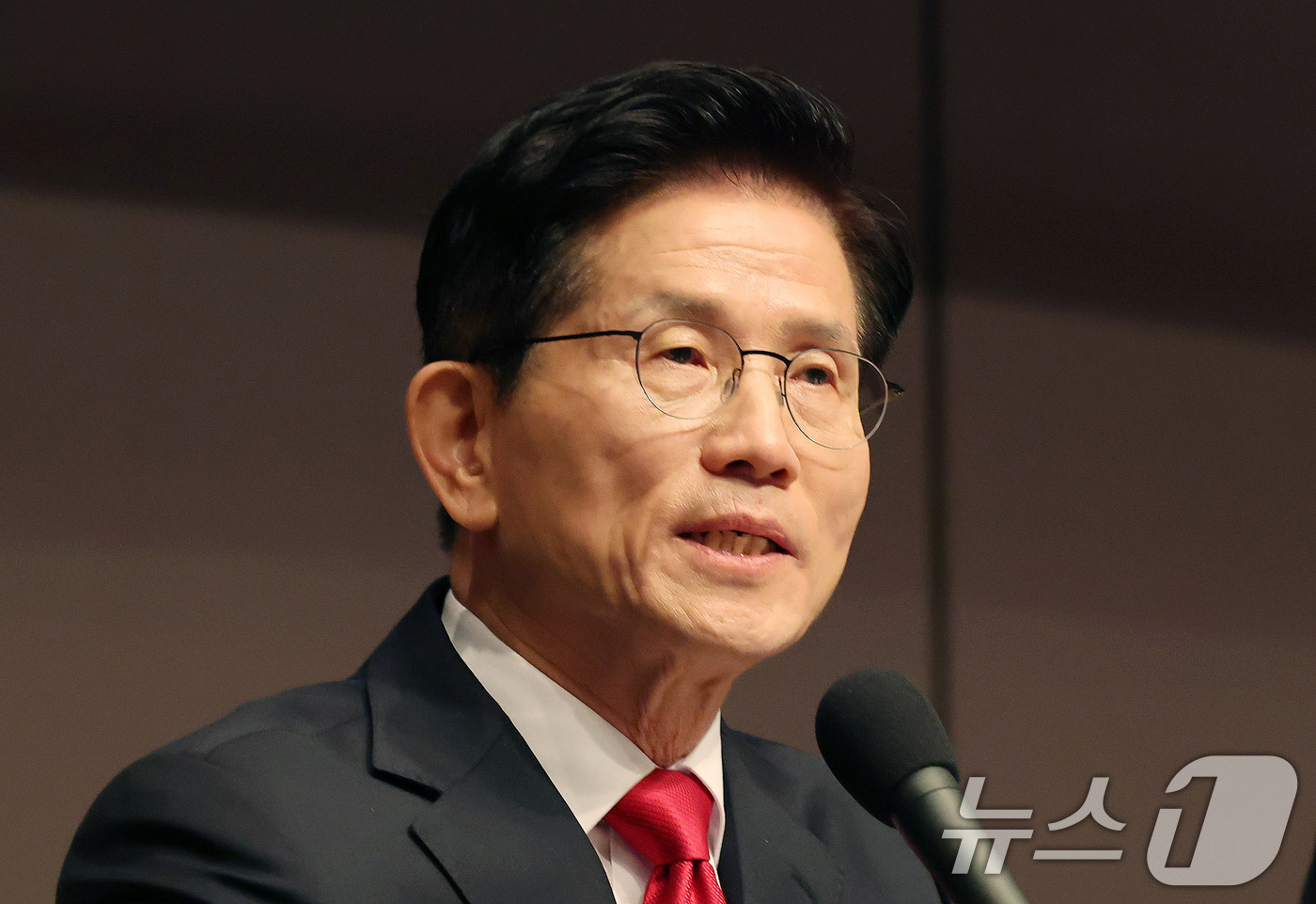 (서울=뉴스1) 박세연 기자 = 김문수 국민의힘 대선 후보가 8일 서울 중구 프레스센터에서 열린 관훈클럽 토론에 참석해 기조연설을 하고 있다.  2025.5.8/뉴스1