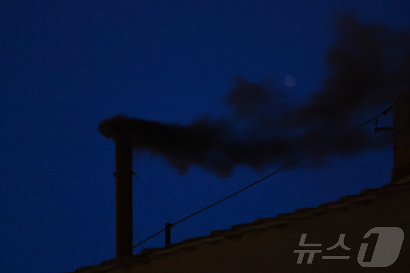 (바티칸 로이터=뉴스1) 우동명 기자 = 7일(현지시간) 바티칸 시스티나 성당에서 열린 콘클라베(추기경단 비밀회의) 첫날에 새 교황 선출의 불발을 알리는 검은 연기가 피어오르고 있 …