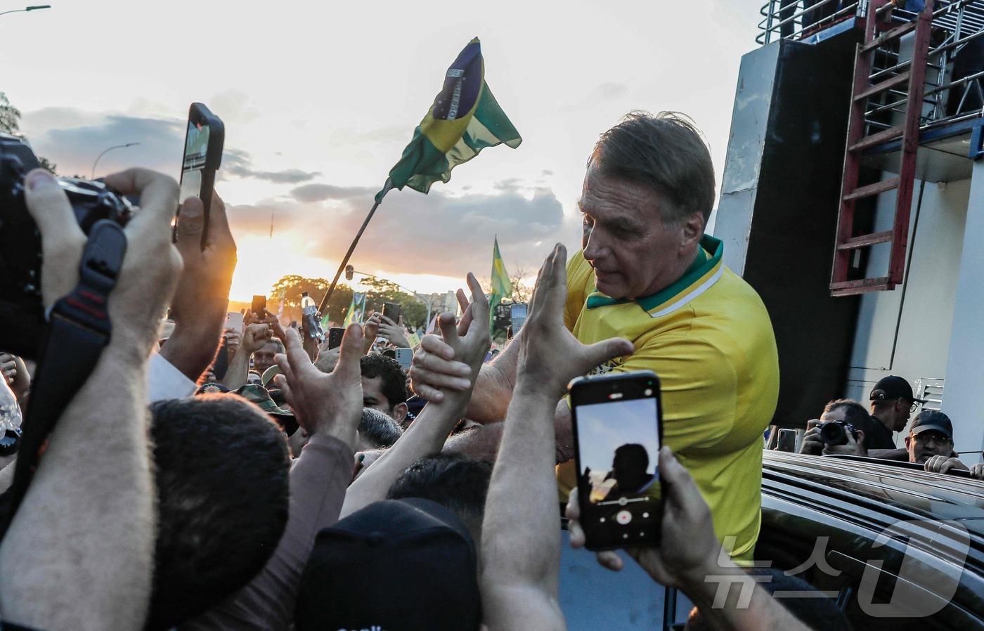 (브라질리아 AFP=뉴스1) 신기림 기자 = 자이르 보우소나루 전 브라질 대통령(2019~2022년)이 7일 브라질리아에서 극우 폭력 시위대의 사면을 요구하는 거리 행진에서 지지자 …