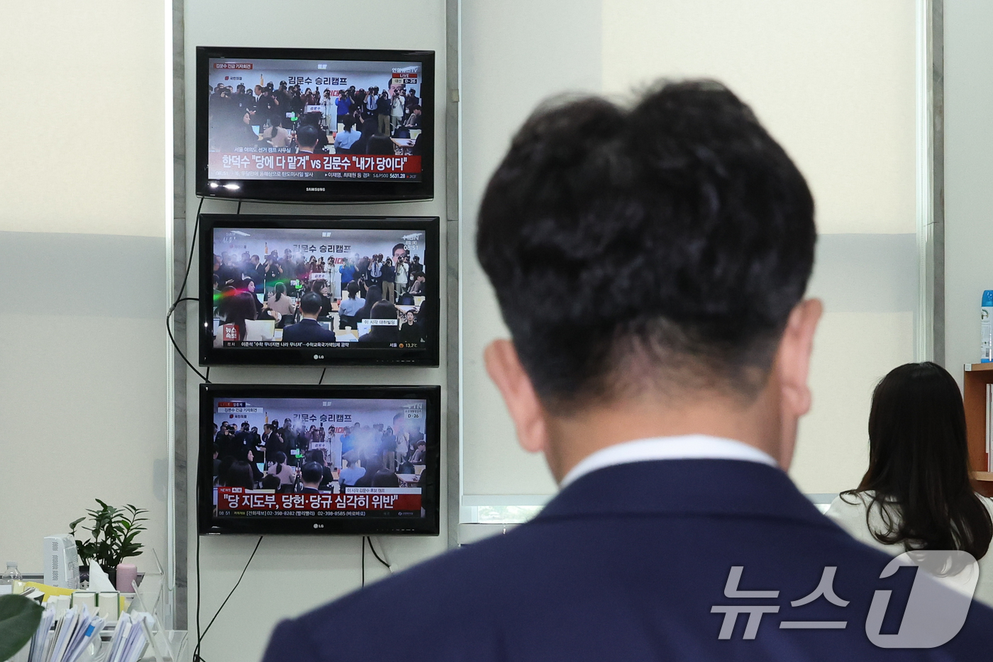 (서울=뉴스1) 안은나 기자 = 권성동 국민의힘 원내대표가 8일 오전 서울 여의도 국회 원내대표실에 김문수 대통령 후보 긴급 기자회견 생중계 화면이 나오는 가운데 들어가고 있다.김 …